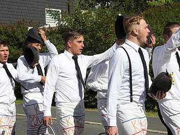 Zum ersten Mal nach Jahren konnten die Kirchweihburschen und -mädels mit ihren Trachten am Sonntag nach dem Kirchweihumzug wieder in den Plan einziehen. Fotos: Veronika Schadeck