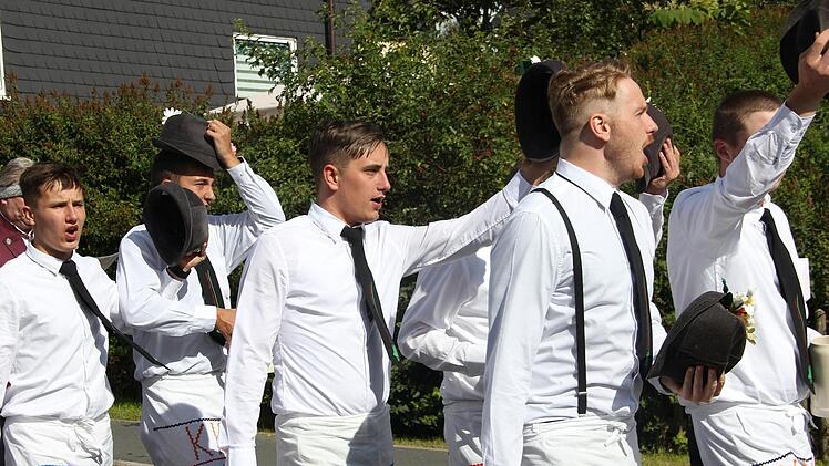 Zum ersten Mal nach Jahren konnten die Kirchweihburschen und -mädels mit ihren Trachten am Sonntag nach dem Kirchweihumzug wieder in den Plan einziehen. Fotos: Veronika Schadeck