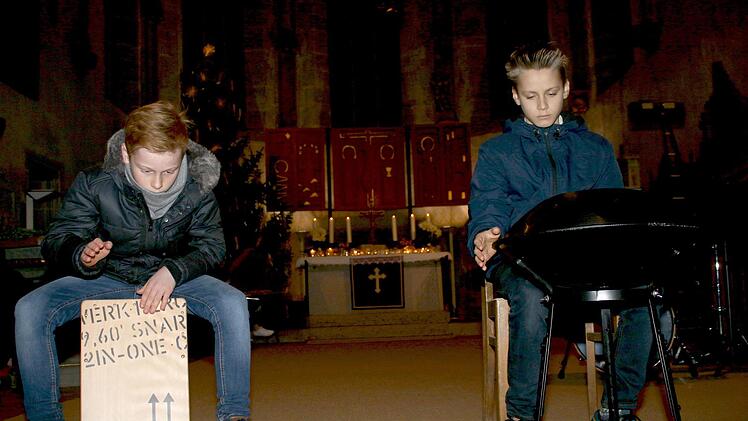 Henri Ankenbrand (6e, links) und Dominik Lenhart (7a) mit "Cajon" und "Handpan"Ralf Naumann