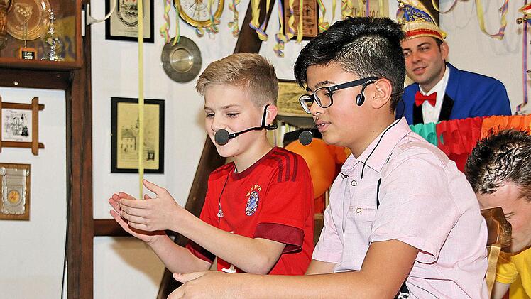 Keine Ahnung von Fußball hat Timi Tokaiquali (rechts). Fußballexperte David Borst (links) versuchte vergeblich, im einiges zu erklären. Foto: Dieter Britz
