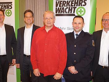 Unser Foto zeigt (von links) Gesch&auml;ftsf&uuml;hrer Matthias Kleren, Vorsitzenden Florian  Arand, Walter R&uuml;gamer, der als Sicherheitstrainer verabschiedet wurde,  Polizeioberkommissar Christian Reischl (Bundespolizei Oerlenbach) und  2. Vorsitzenden Joachim Hein. Edgar Kast