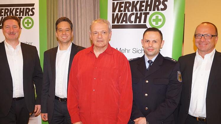 Unser Foto zeigt (von links) Gesch&auml;ftsf&uuml;hrer Matthias Kleren, Vorsitzenden Florian  Arand, Walter R&uuml;gamer, der als Sicherheitstrainer verabschiedet wurde,  Polizeioberkommissar Christian Reischl (Bundespolizei Oerlenbach) und  2. Vorsitzenden Joachim Hein. Edgar Kast