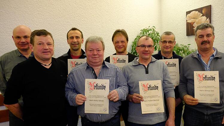 Vorsitzender Stefan Zülch (von links) und dessen Stellvertreter Andreas Büchner gratulierten zur 40-jährigen Mitgliedschaft Jürgen Schneider, Andy Schulz, Michael Vorndran, Hubert Büchner, Helmut Hämel und Hilmar Döll. Gerd Schaar