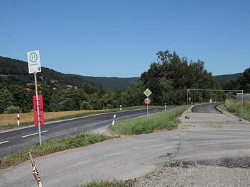 Am Schmidthof führt der Radweg unmittelbar an der Straße entlang. Ein Stück  soll für den Straßenausbau genutzt werden. Dennoch möchte die Rhönallianz den gesamten Radweg asphaltieren. Foto: Ulrike Müller