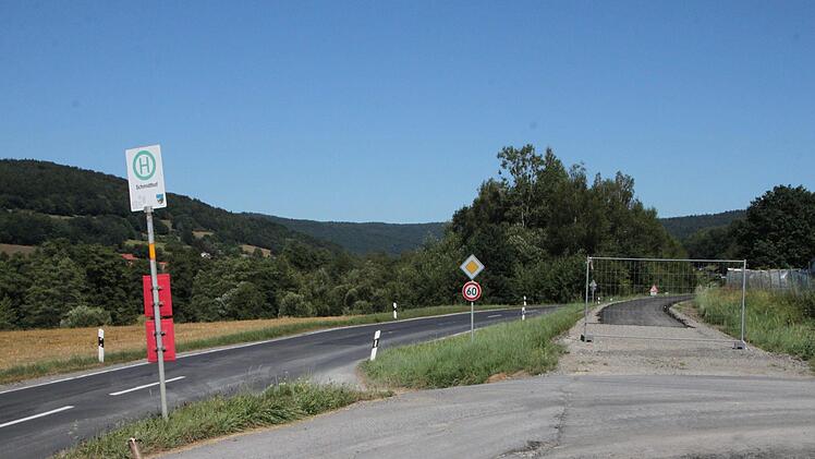 Am Schmidthof führt der Radweg unmittelbar an der Straße entlang. Ein Stück  soll für den Straßenausbau genutzt werden. Dennoch möchte die Rhönallianz den gesamten Radweg asphaltieren. Foto: Ulrike Müller