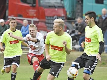 Die Ebersdorfer Defensive um Routinier Engelmann (im Vordergrund) stand zuletzt gut. Auch in Unterleiterbach wird entscheidend sein, dass die Abwehr wenig zul&auml;sst. - Meeders Tom Thiel will nach dem letztw&ouml;chigen Sieg nun mit seinem Team zu Hause gegen den FC Mitwitz einen Dreier nachlegen. Foto: Hagen Lehmann