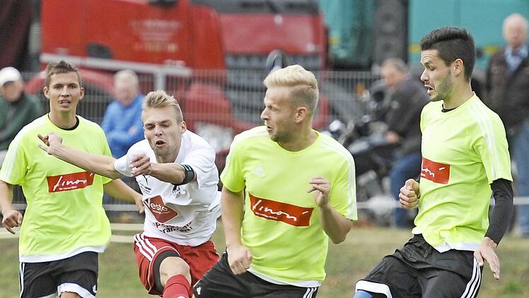 Die Ebersdorfer Defensive um Routinier Engelmann (im Vordergrund) stand zuletzt gut. Auch in Unterleiterbach wird entscheidend sein, dass die Abwehr wenig zul&auml;sst. - Meeders Tom Thiel will nach dem letztw&ouml;chigen Sieg nun mit seinem Team zu Hause gegen den FC Mitwitz einen Dreier nachlegen. Foto: Hagen Lehmann