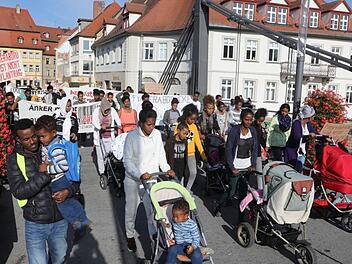 Frauen mir Kinderwagen gingen bei der Demonstration  der Eritreer voran. Fotos: Barbara Herbst