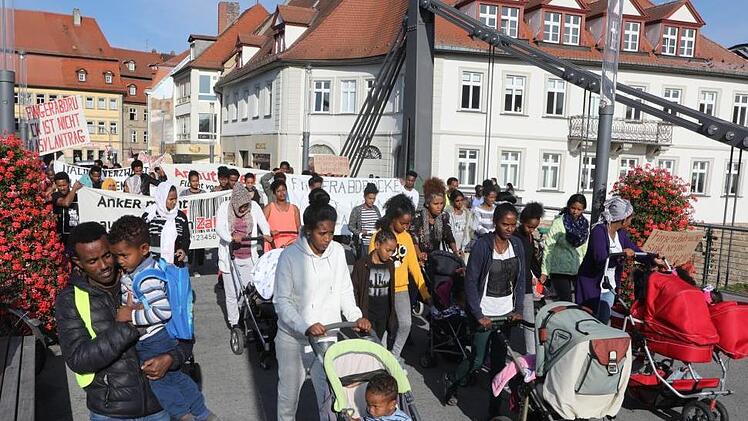 Frauen mir Kinderwagen gingen bei der Demonstration  der Eritreer voran. Fotos: Barbara Herbst