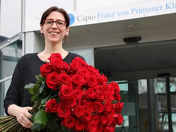 Verwaltungsdirektorin Sabine Hein nimmt die Rosen entgegen. Sie werden an Mitarbeiter und Patienten verteilt.  Foto: Ulrike Müller