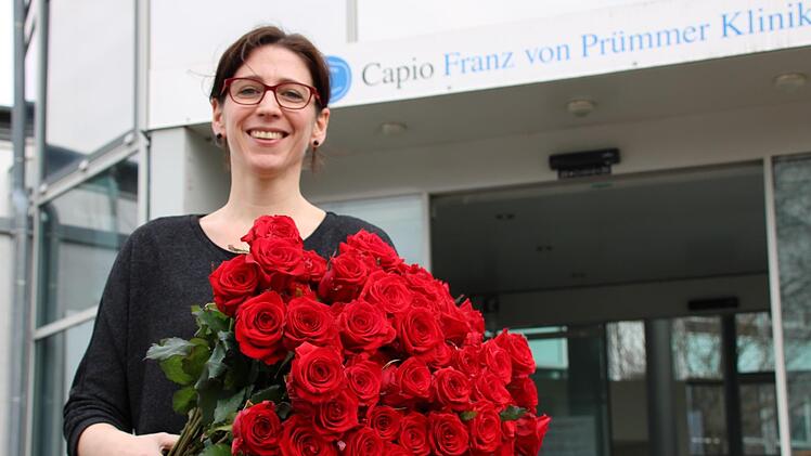Verwaltungsdirektorin Sabine Hein nimmt die Rosen entgegen. Sie werden an Mitarbeiter und Patienten verteilt.  Foto: Ulrike Müller