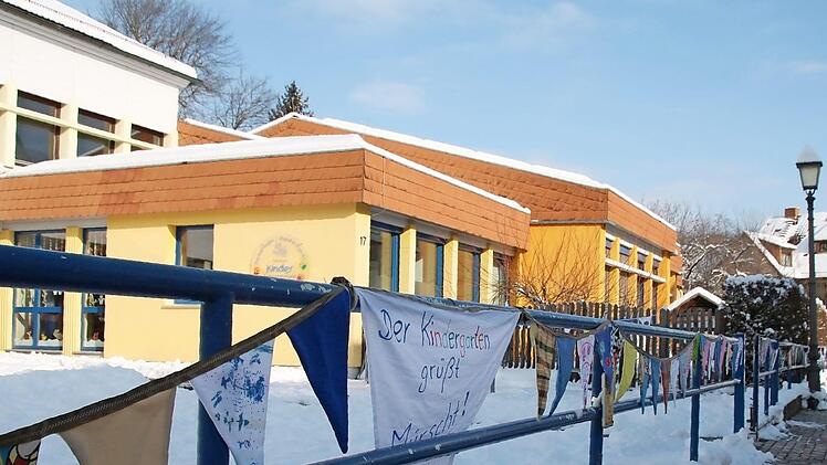 Am Geländer entlang des Kindergartens haben die Kinder mit ihren Erziehern die bunte Wimpelkette aufgehängt.