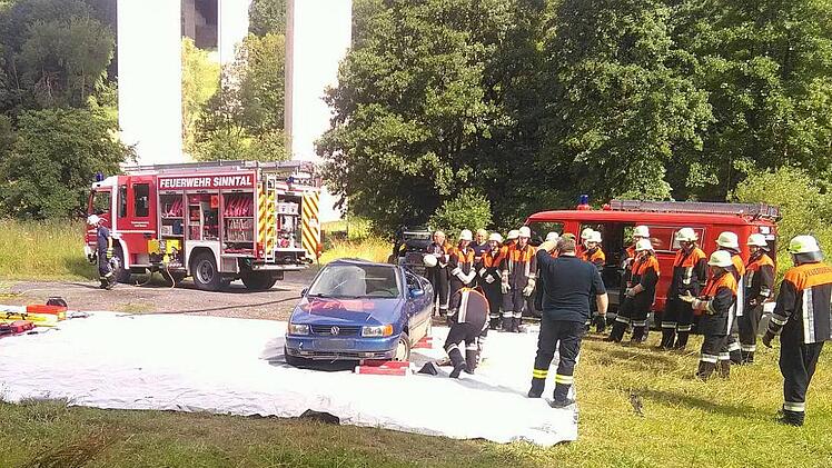 Gemeinschaftsübung mit der Feuerwehr Oberzell 2021: Geprobt wurde die technische Hilfeleistung und Rettung einer verletzten Person aus einem verunglückten Pkw.