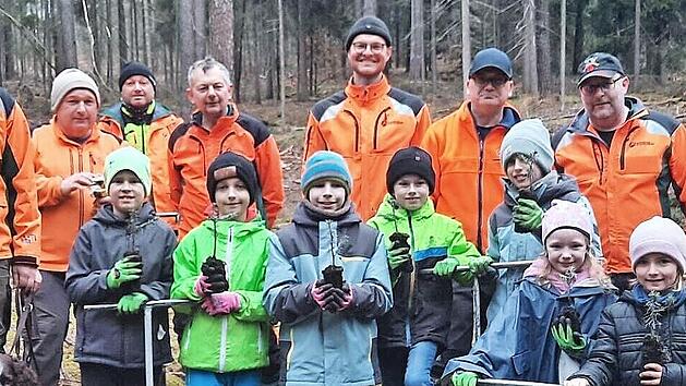 Insgesamt wurden über 100 Tannenbäumchen gepflanzt.