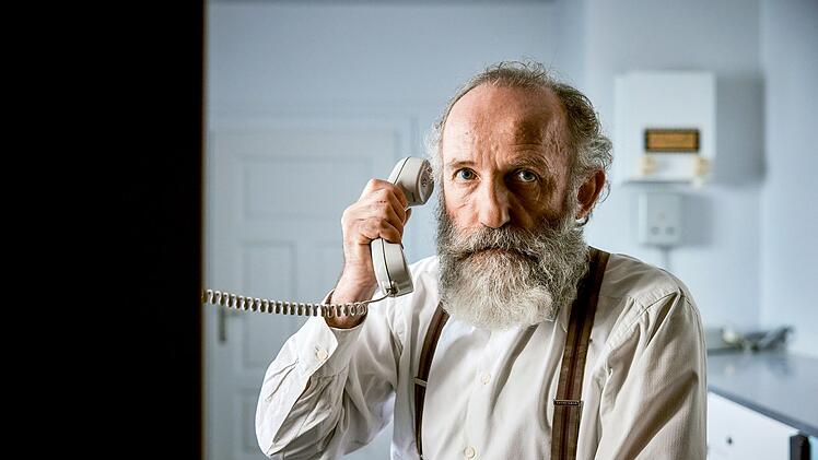 Charakterdarsteller und l&auml;ngst auch Regisseur mit Profil: Bei der "Landkrimi"-Episode "Das Schweigen der Esel" sa&szlig; Karl Markovics auch auf dem Regiestuhl.