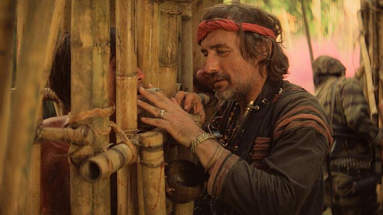 Ein verr&uuml;ckt gewordener Fotoreporter (Dennis Hopper) dokumentiert die Schreckensherrschaft von Kurtz.