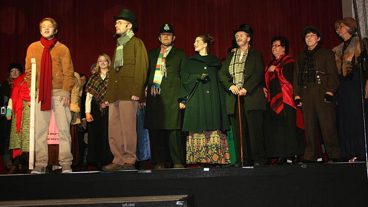 Sie beklagten ihr trostloses Dasein. Mit im Bild (vorne links) Timmy (Josua Fiedler), der krank ist und trotzdem den reichen Mr. Scrooge bemitleidet.