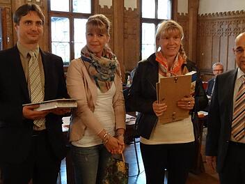 Tobias und Silke Troeger sowie Viola Korneli bei der Ehrung durch Oberbürgermeister Franz Stumpf (v.l.)  Foto: Franka Struve