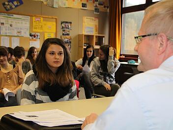 Konzentriert wartet Silvia Cerbone auf die nächste Frage von Bewerbungstrainer Lutz Schäfer. Und die kommt prompt. Foto: Ulrike Müller