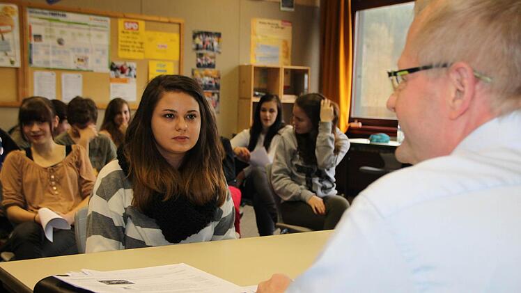 Konzentriert wartet Silvia Cerbone auf die nächste Frage von Bewerbungstrainer Lutz Schäfer. Und die kommt prompt. Foto: Ulrike Müller