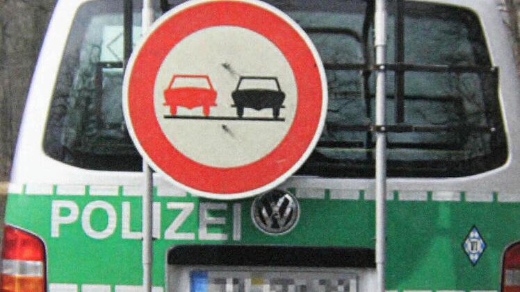 Nach dem Passieren des Schlussfahrzeugs der Polizei wird die Straßensperrung aufgehoben.