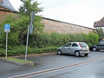 Im oberen Teil des Friedhofsparkplatzes neben dem Leichenhaus darf zukünftig nur noch zwei Stunden lang geparkt werden. Um Dauerparkern einen Riegel vorzuschieben, beschloss der Bauausschuss ein entsprechendes Parkverbot.  Foto: Stephan Stöckel