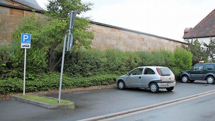 Im oberen Teil des Friedhofsparkplatzes neben dem Leichenhaus darf zukünftig nur noch zwei Stunden lang geparkt werden. Um Dauerparkern einen Riegel vorzuschieben, beschloss der Bauausschuss ein entsprechendes Parkverbot.  Foto: Stephan Stöckel