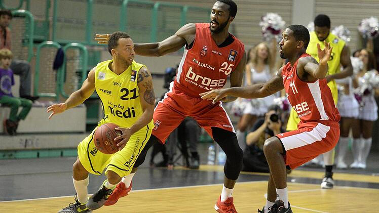 Brad Wanamaker (r.) und Gabriel Olaseni (M.) greifen den ballführenden Bayreuther Jeffrey Xavier an. Foto: Peter Mularczyk