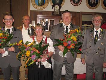 Königsproklamation beim Schützenverein Herzogstand 1850 Coburg-Neuses (von links): Zweiter Ritter Florian Zosig, Gerhard Reinsch (Gewinner des Protektoratspokales), Schützenkönigin Renate Heerdegen (in Personalunion auch Zweite Schützenmeisterin des Vereins), Erster Ritter Markus Fischer (auch Gewinner des Königspokales) und Oberschützenmeister Herbert Heerdegen. Fotos: Martin Koch