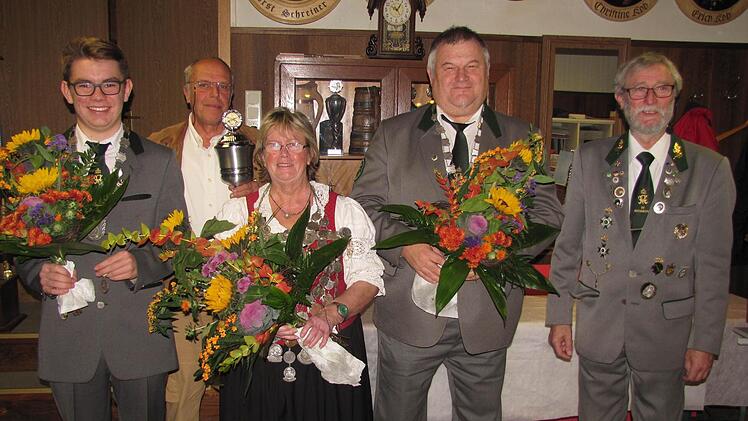Königsproklamation beim Schützenverein Herzogstand 1850 Coburg-Neuses (von links): Zweiter Ritter Florian Zosig, Gerhard Reinsch (Gewinner des Protektoratspokales), Schützenkönigin Renate Heerdegen (in Personalunion auch Zweite Schützenmeisterin des Vereins), Erster Ritter Markus Fischer (auch Gewinner des Königspokales) und Oberschützenmeister Herbert Heerdegen. Fotos: Martin Koch