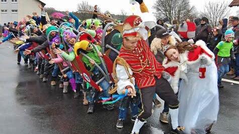 Eine mobile Achterbahn mit Prinzenpaar begeisterte die Zuschauer des Faschingszuges.  Foto: Sigismund von Dobschütz