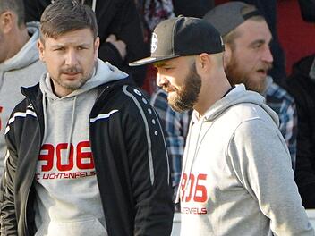 Christian Goller (l.) und Alexander Grau werden auch in der kommenden Saison die erste Mannschaft des FC Lichtenfels trainieren. Derzeit arbeiten die beiden noch an der Mission Klassenerhalt.  Foto: Czepera