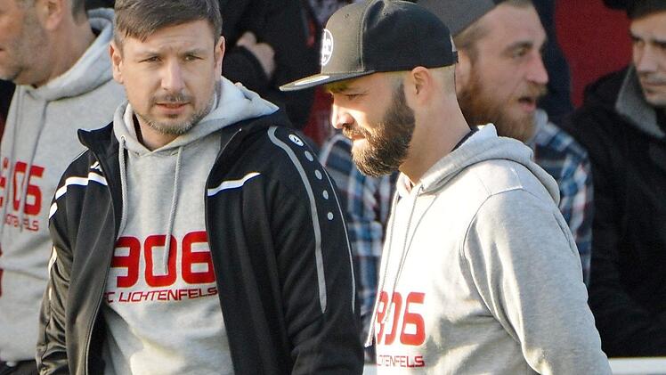 Christian Goller (l.) und Alexander Grau werden auch in der kommenden Saison die erste Mannschaft des FC Lichtenfels trainieren. Derzeit arbeiten die beiden noch an der Mission Klassenerhalt.  Foto: Czepera
