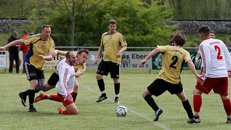 Der Untersteinbacher Mittelstürmer Julian Rügemer (Zweiter von links) wird gerade noch vor der Strafraumgrenze gestoppt, wenn auch mit einem Foul. Links Michael Duscher.