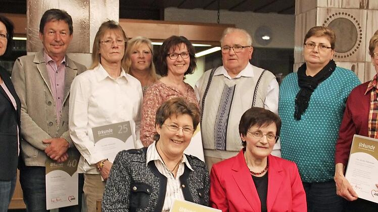 Vorsitzende Waltraud Reinhardt (vorne rechts) ist für 20 Jahre als Vorsitzende ausgezeichnet worden. Reinhard Bock, Helga Dürst, Irmgard Leistner und Veronika Pfaffenberger konnten für 40 Jahre in der AWO geehrt werden, Petra Schnapp und Günter Thormeyer für 35 Jahre und Martina Kehl und Birgit Zimmermann konnten ihre Urkunden für 25 Jahre entgegennehmen. Außerdem im Bild: Elisabeth Weith vom Awo-Kreisverband Fotos: Katharina Müller-Sanke