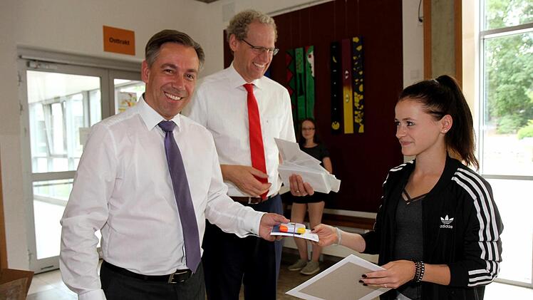 Die 14-jährige Anna-Lena Kropf arbeitete sehr zur Zufriedenheit der Leitung in der Kindertagesstätte St. Martin. Alexander Tritthart (l.) und German Hacker dankten ihr für ihren Einsatz. Foto: Richard Sänger