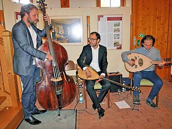 Arabische Klänge gab es beim Kulturempfang des Bezirks auf Schloss Aschach. Jonas Hermes (Baß), Hussein Mahmoud (Saz, eine Art Laute) sowie Samir Aldalati (Oud, ebenfalls eine Laute) von der solidarischen Musikschule des Theaters am Neunerplatz in Würzburg spielten einige Stücke. Foto: Dieter Britz