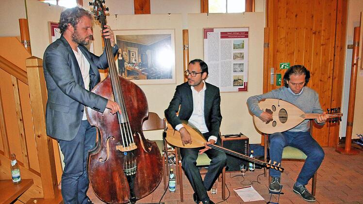 Arabische Klänge gab es beim Kulturempfang des Bezirks auf Schloss Aschach. Jonas Hermes (Baß), Hussein Mahmoud (Saz, eine Art Laute) sowie Samir Aldalati (Oud, ebenfalls eine Laute) von der solidarischen Musikschule des Theaters am Neunerplatz in Würzburg spielten einige Stücke. Foto: Dieter Britz