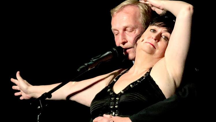 Liebesszene auf der Titanic: Volker Matysiak greift herzhaft zu,  und Lizzy Aumeier schmachtet dahin. Foto: Klaus Klaschka