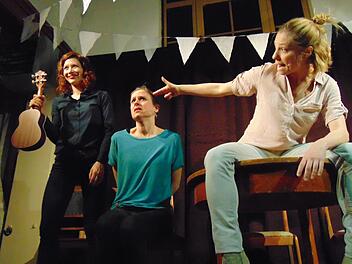 Melanie Haupt, Judith Jakob und Fabienne Hollwege in Loffeld in ihrem  Programm "Wenn Frauen auf dem Umsatz abdrehen". Melanie Haupt ist übrigens als Sängerin zusammen mit Bodo Wartke seit den "Songs" auf Banz 2014 eine bekannte Größe.   Foto: Birgit Kunig