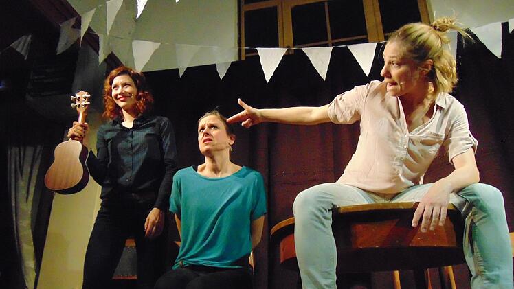 Melanie Haupt, Judith Jakob und Fabienne Hollwege in Loffeld in ihrem  Programm "Wenn Frauen auf dem Umsatz abdrehen". Melanie Haupt ist übrigens als Sängerin zusammen mit Bodo Wartke seit den "Songs" auf Banz 2014 eine bekannte Größe.   Foto: Birgit Kunig