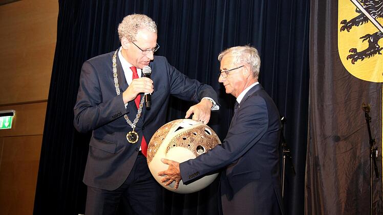 Auch diese Keramik für die Stadt übergab German Hacker an Hans-Peter Schlagholz.