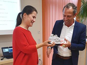 Christiane Meyser hatte als Geschenk für Bayerns Umweltminister Thorsten Glauber, der schon mehrfach beim Fränkische-Schweiz-Marathon startete, ein paar neue Laufschuhe. Fotos: Carmen Schwind