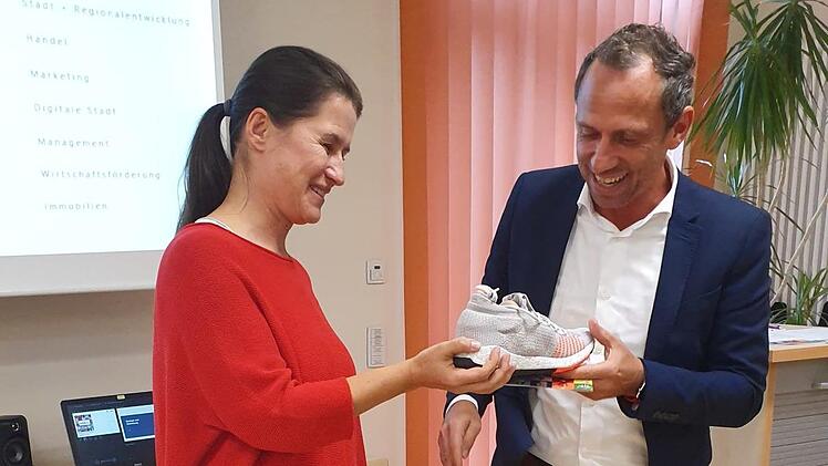 Christiane Meyser hatte als Geschenk für Bayerns Umweltminister Thorsten Glauber, der schon mehrfach beim Fränkische-Schweiz-Marathon startete, ein paar neue Laufschuhe. Fotos: Carmen Schwind