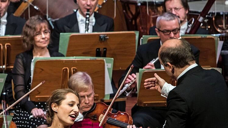 Enthusiastischen Beifall gab es für alle Mitwirkenden beim 33. Coburger Neujahrskonzert. Roland Kluttig dirigierte das Philharmonische Orchester, Solistinnen waren die Geigerin Megumi Ikeda und die Sängerinnen Kora Pavelic und Francesca Paratore. Die Moderation übernahm Intendant Bernhard F. Loges.Foto: Jochen Berger