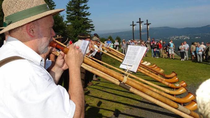 In Sichtweite der drei Kreuze ließen rund 160 Männer und Frauen die Alphörner erklingen.