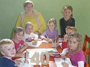 Therese Stirner malt mit ihren Schützlingen.  Foto: Pöhlmann