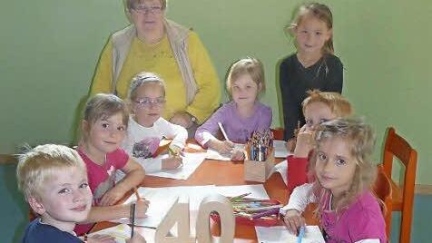 Therese Stirner malt mit ihren Schützlingen.  Foto: Pöhlmann