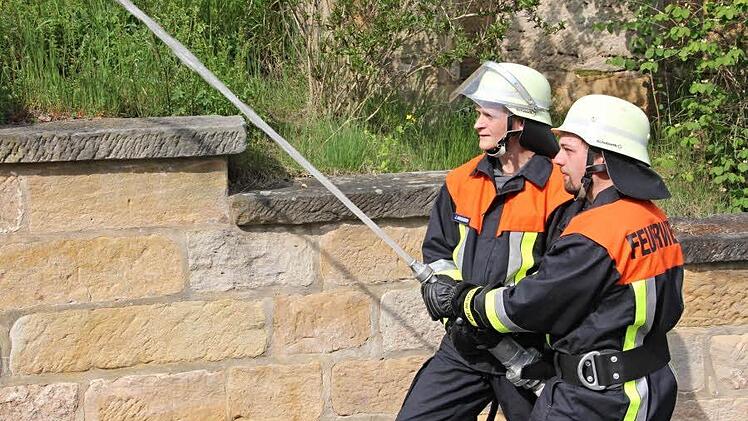Zehn Minuten, nachdem die Sirene ertönt war, schoss das erste Wasser aus dem Strahlrohr.  Foto: Helmut Will
