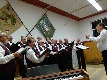 Unter dem Motto "Das Jahr im Lied - Mit Gesang durch die Jahreszeiten" lud der Liederkranz ins Seßlacher Sportheim ein. Natürlich hatten die Gastgeber auch gelungene Auftritte.Foto: Lothar Weidner